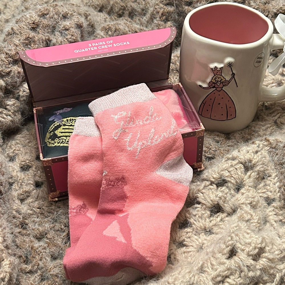 Set Wicked Glinda Gift Set – Rae Dunn Glinda Mug + 3-Pair Sock Set